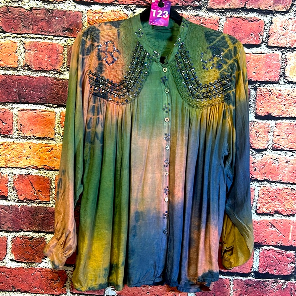 Vintage O/S beautiful beating button down blouse tie-dye